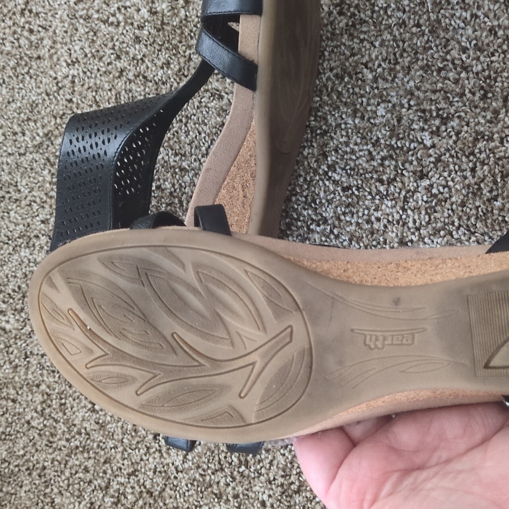 Earth Women's Black Sandals - Picture 4 of 4
